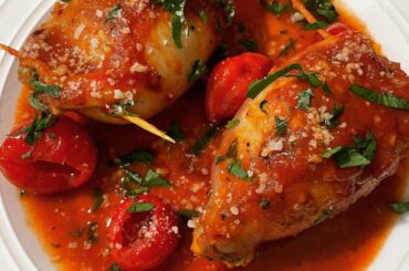 Calamari Ripieni — Squid tubes stuffed with breadcrumbs, the tentacles from the squid, cheese, peppers, egg and parsley braised in olive oil and passata. 😚👌