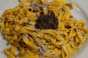 Fettuccine all'uovo con tartufo Life can be tough, but a world where truffle exists is always worth being in.