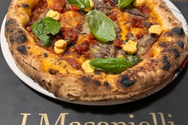 This is the “domenica” by Francesco Martucci in Caserta(Naples). A pizza topped with “ragù”😍