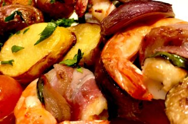 Spiedini di gamberi wrapped in basil and pancetta