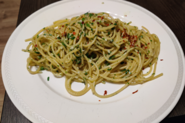 Spaghetti aglio, olio e peperoncino. The best midnight snack.