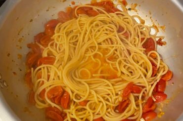 Super easy spaghetti al sugo di pomodorini