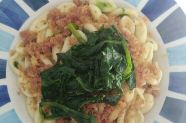 Pasta fresca (scorze di mandorla) con rape e mollica di pane fritta