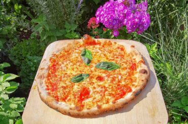 Classic Margherita I made in a woodfire oven👌