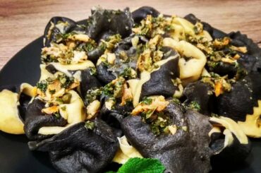 B&W Tortelloni filled with salmon, pine nuts and mint.