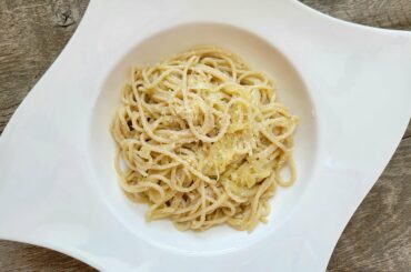 Pasta olio e limone (/al limone)! Finally remembered to take a picture. One of my all time favorites together with bean pasta and mascarpone pasta.