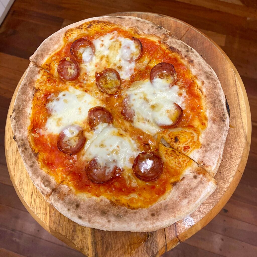 Pepperoni, mozzarella do bufalla, garlic, honey. Great flair but I think the oven wasn’t hot enough 😔