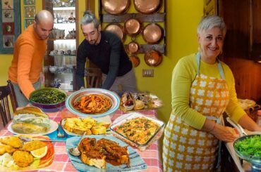 ITALIAN FOOD - Eating with an Italian family + Seafood feast - Italian street food in Salerno, Italy