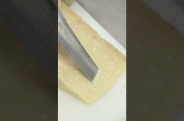 Here are the key ingredients for an authentic Italian pesto. #recipe #pesto #Italian #food