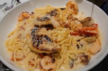eating Italy food Chicken & shrimps carbonara at Italy restaurant