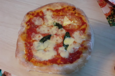 the best tasting one i've made. (Doesnt look that good tho) Its probably because I changed the bufala to fresh mozzarella (i changed it because bufala doesnt work well in low temp) I've been having problems getting the crust to be airy, prob cus i've been using AP flour, idk tho. 1 DAY FERMENTATION