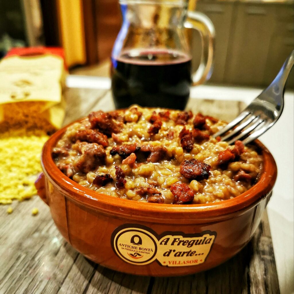 Fregula risottata con salsiccia e pecorino sfumata al cannonau