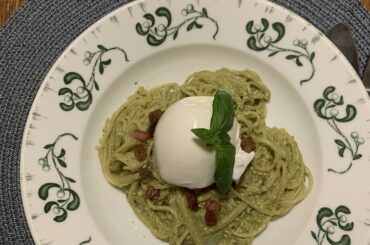 Thought I’d share one of my favourites: pistachio pesto pasta with bacon and burrata. I prefer stracciatella but can rarely get a good one.