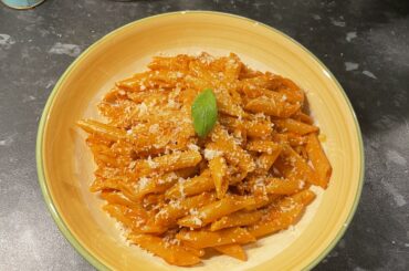 Penne alla vodka (penne, onion, garlic, tomato paste, parmesan, vodka and double cream)