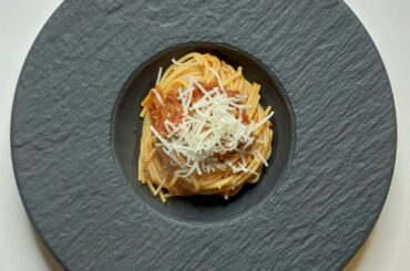 Tried plating stuff a bit prettier. Pasta al Ragù, Bruschetta, Zuchini and Eggplant. Feedback appreciated :)