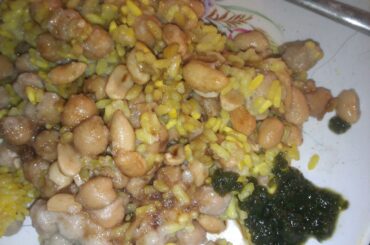 Ceci, riso, peanuts and chilli sauce