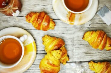 Finti cornetti sfogliati allo zafferano e sciroppo d'acero