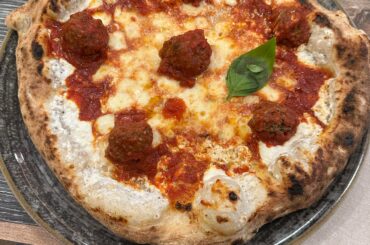 Pizza al ragù today in Vomero, one of the most beautiful districts in Naples.