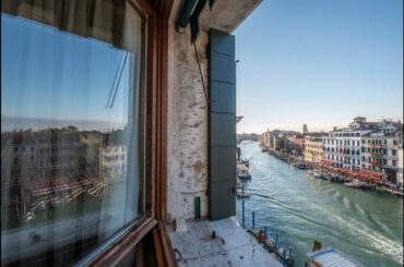 Top Floor Elegant Apartment Overlooking The Grand Canal And The Rialto Bridge