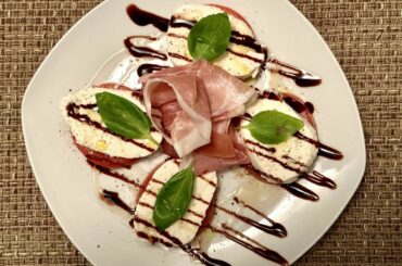 Caprese con prosciutto e glassa all'aceto balsamico