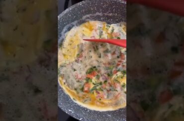 VEGETABLE CHEESE OMELETTE RECIPE/#EGGRECIPE#SHORTS#ytshorts#COOKINGTIPS#COOKINGHACKS#ASMR