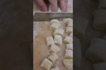 Potato #gnocchi, cutting. Taglio gnocchi. #shorts #shortsvideo #4k #gnocchirecipe #italiancuisine