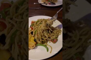 Spaghetti aglio e olio #shorts #youtubeshorts Best Italian cuisine