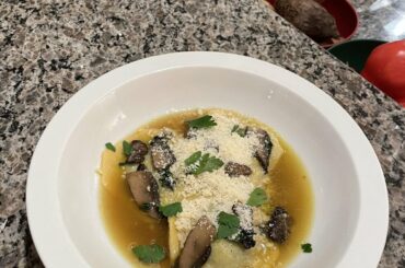 Ravioli al Pesto in Zuppa di Funghi.