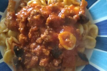 Orecchiette con salsiccia e cardoncelli