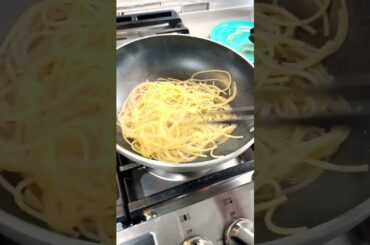 Spaghetti Cacio e Pepe #italianrecipes #italianfood