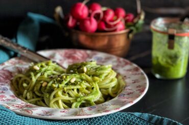 SICILIANI CREATIVI - Pesto di foglie di ravanelli - Radish leaf raw pesto - #shorts #pestopasta