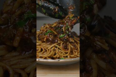 Linguine alla Puttanesca, a super aromatic Italian pasta dish    #shorts