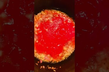 #shorts #youtubeshorts #pasta #redsaucepasta #viralshorts #foodvideos #pastarecipe #recipes #food