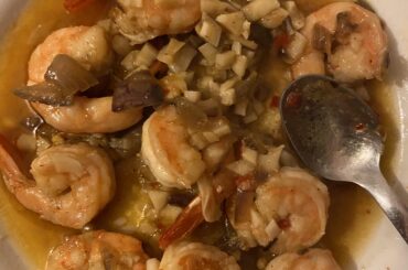 Shrimps in garlic butter sauce
