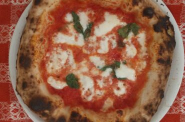 Caputo Pizzeria, 75% hydratation, 10h @ 22C, cooked @ 420C for 90-120 seconds
