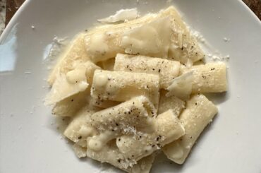 Rigatoni al burro. Simplice e delizioso. This is the original Roman recipe. Butter, Parmigiano, and pasta water.