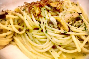 Spaghetti gambero rosso and spaghetti alle vongole. Two seafood classic pastas. My first attempts of both dishes. What do you think?