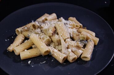 Rigatoni with aubergines and gorgonzola. i ate this 2 years ago while on a trip to Italy and remake it home and i made it with some help from this sub. it's a lot creamy than it looks XD