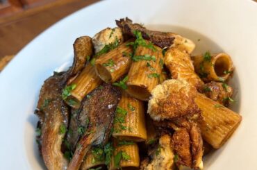 Rigatoni all’aglio nero e Funghi