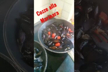 MUSSELS IN TOMATOE SAUCE/EASY ITALIAN COOKING #italianfood #fish #mussels