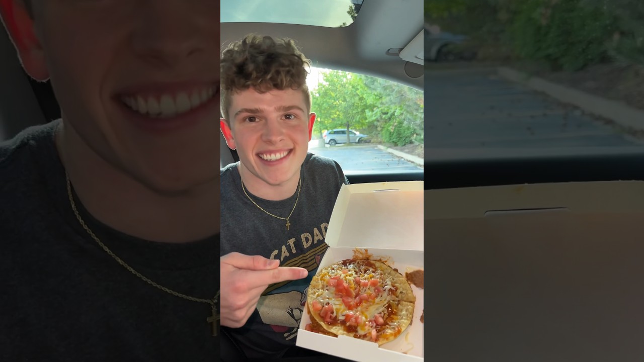 Eating Taco Bell’s Mexican pizza and doing a cheese pull test! Eating Taco Bell’s Mexican pizza and doing a cheese pull test!