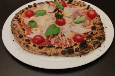 First of the year with my Ooni. Dough didn't rise as much as I wanted to but still good