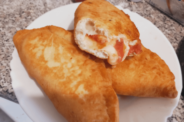 Calzoni fritti frutto di diversi tentativi. Allegati quelli meno fortunati.