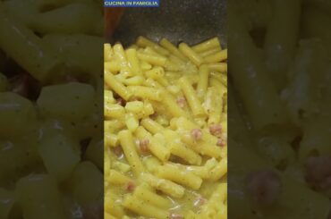 UNA PASTA TANTO CREMOSA QUANTO FACILE E VELOCE DA FARE #shorts