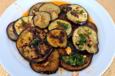 Everyone's crazy about this easy & cheap Italian garlic eggplant recipe!! No frying eggplant recipe