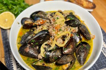 Mussels in White Wine with Garlic Bread