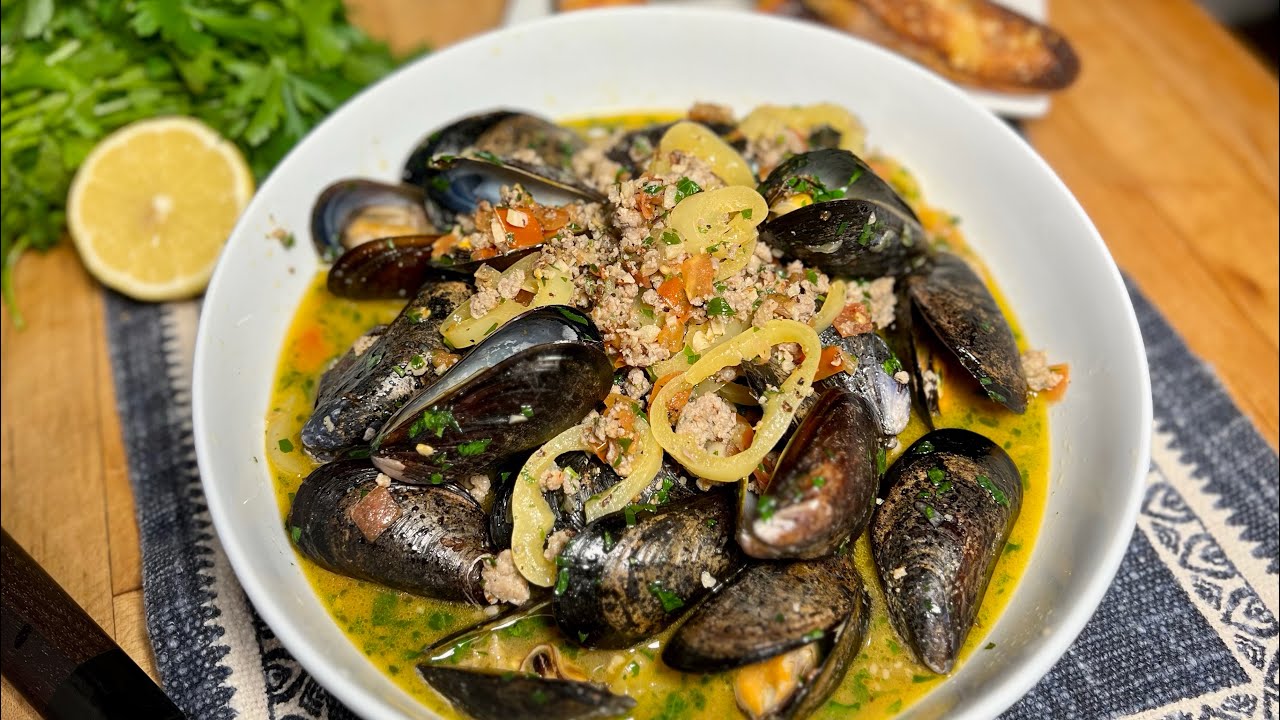 Mussels in White Wine with Garlic Bread Mussels in White Wine with Garlic Bread