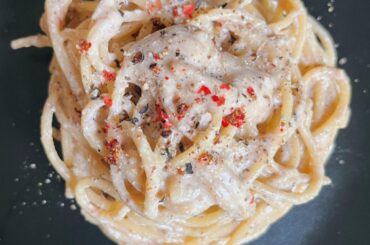 Spaghetti cacio e pepe at home