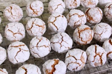 A great way of using up egg whites; soft amaretti cookies!