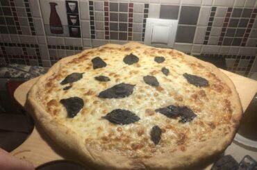 Roman thin crust with white sauce